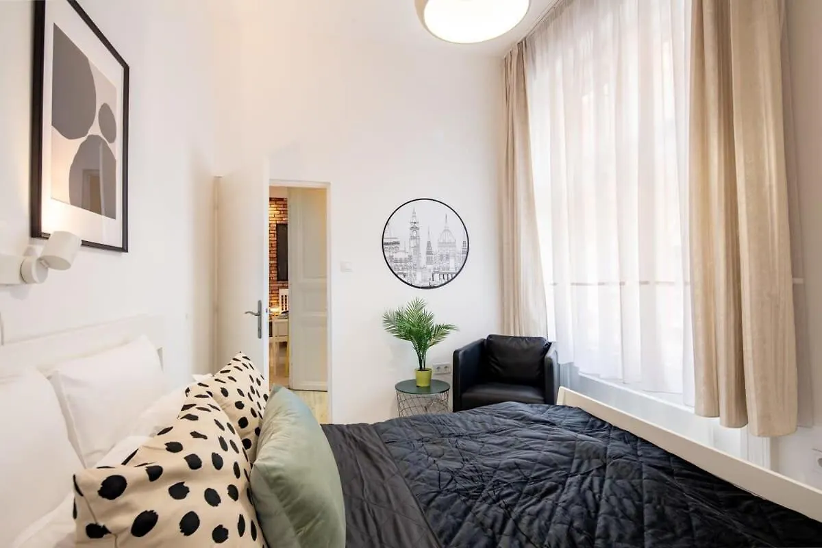 דירות בודפשט Modern Retreat For 8 Guests